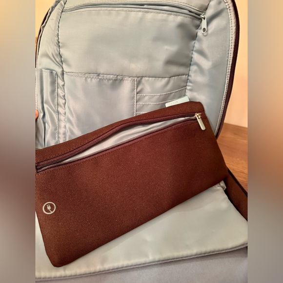 Belkin slim laptop cross body backpack - Picture 5 of 6